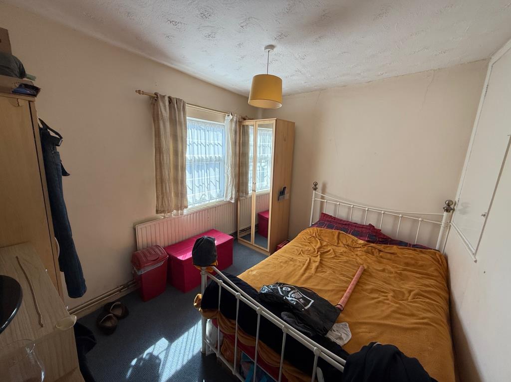 Lot: 31 - TERRACE HOUSE FOR IMPROVEMENT IN COLCHESTER CITY CENTRE - Bedroom with window to the front